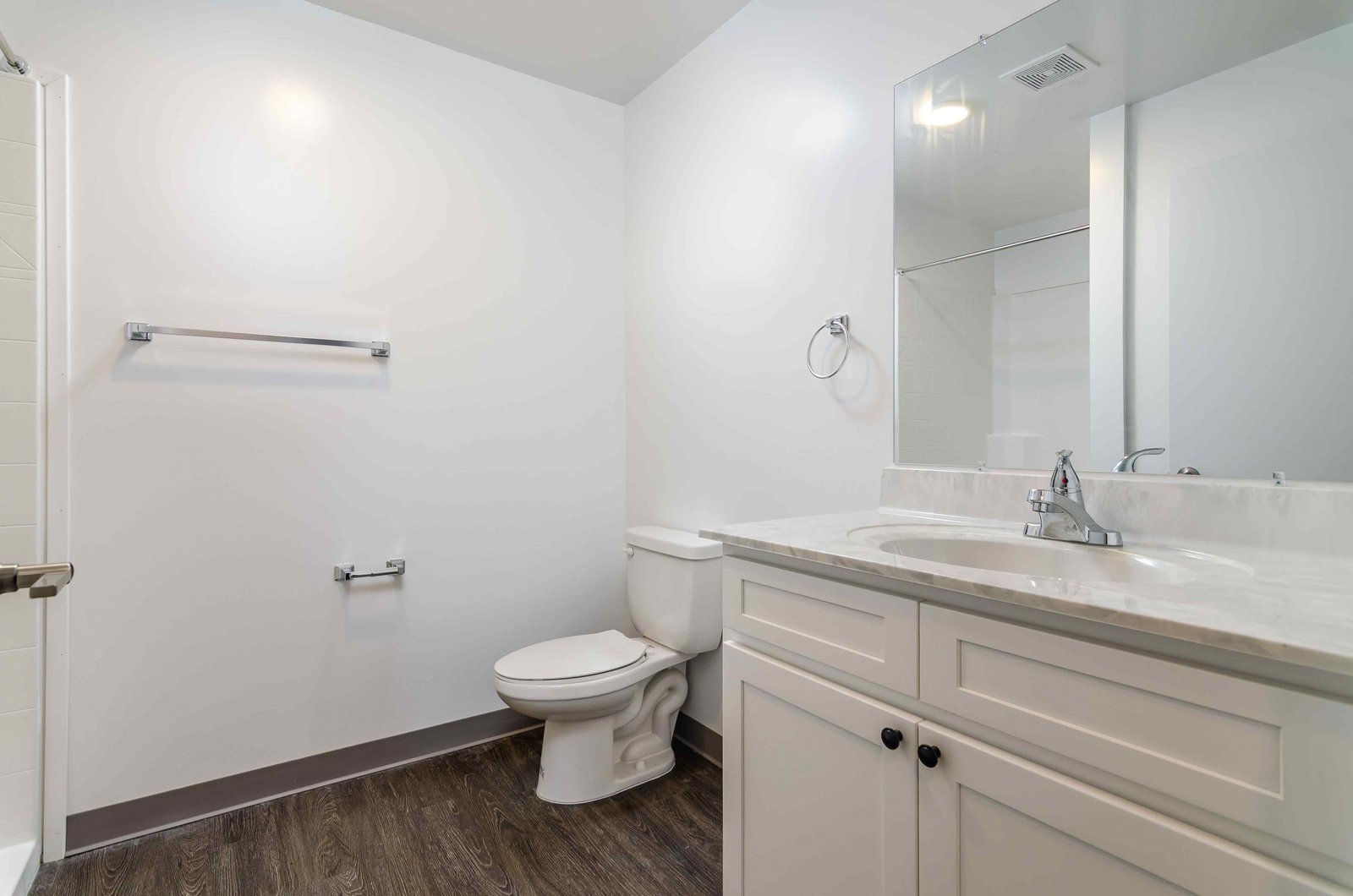 Modern appliances deluxe 2BR apartment Grand Monarch