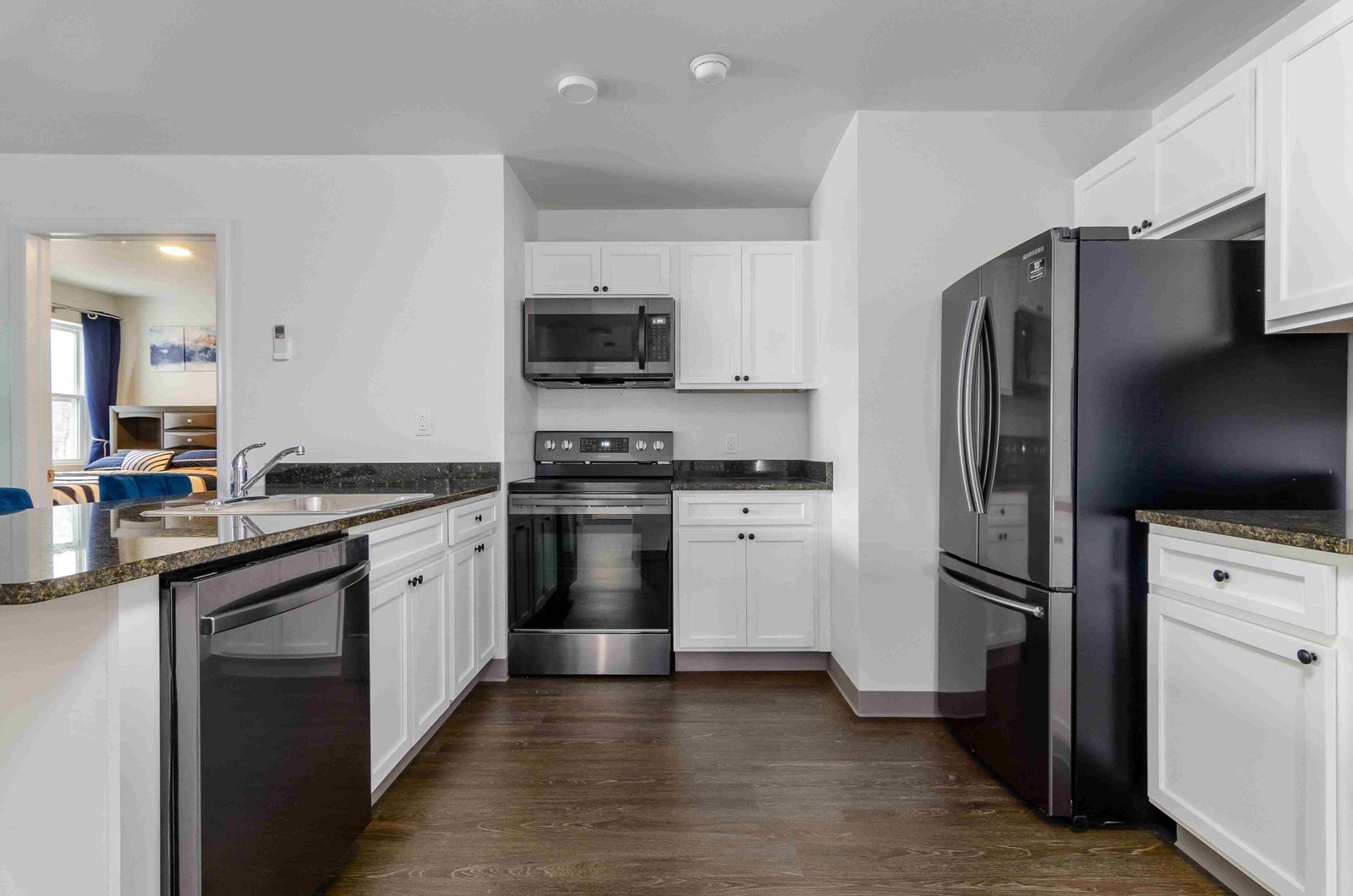 Master bedroom deluxe 2 bedroom home office unit